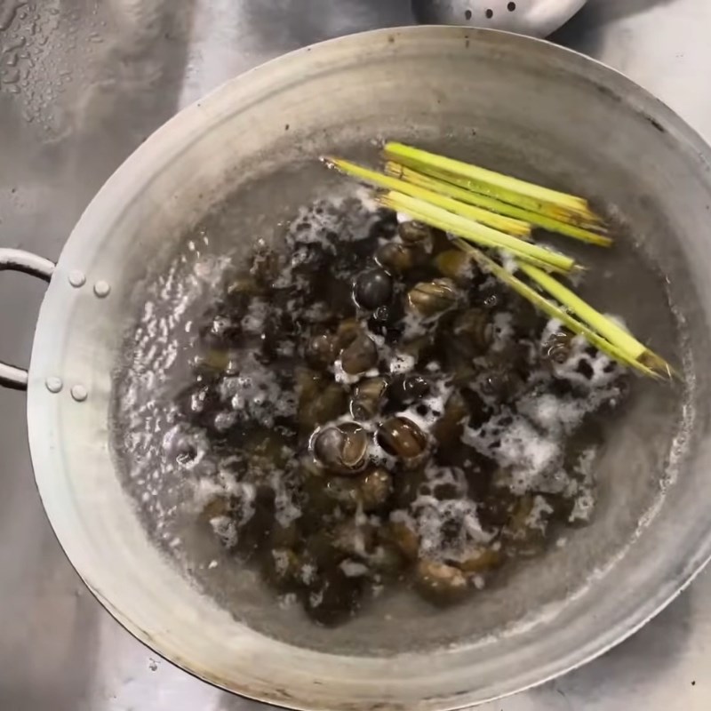 Bước 3 Chần ốc lần 1 Ốc mít luộc