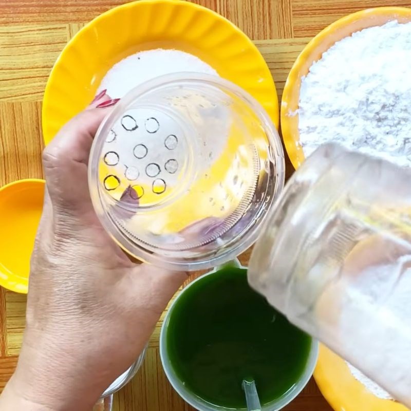 Bước 5 Chế khuôn và luộc bánh lọt Bánh lọt lá dứa