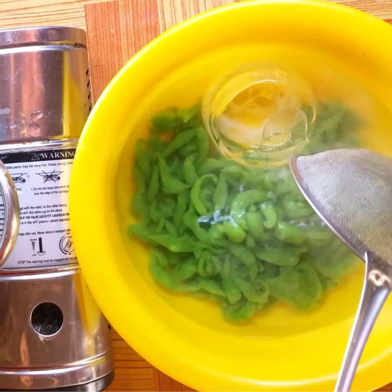 Bước 5 Chế khuôn và luộc bánh lọt Bánh lọt lá dứa