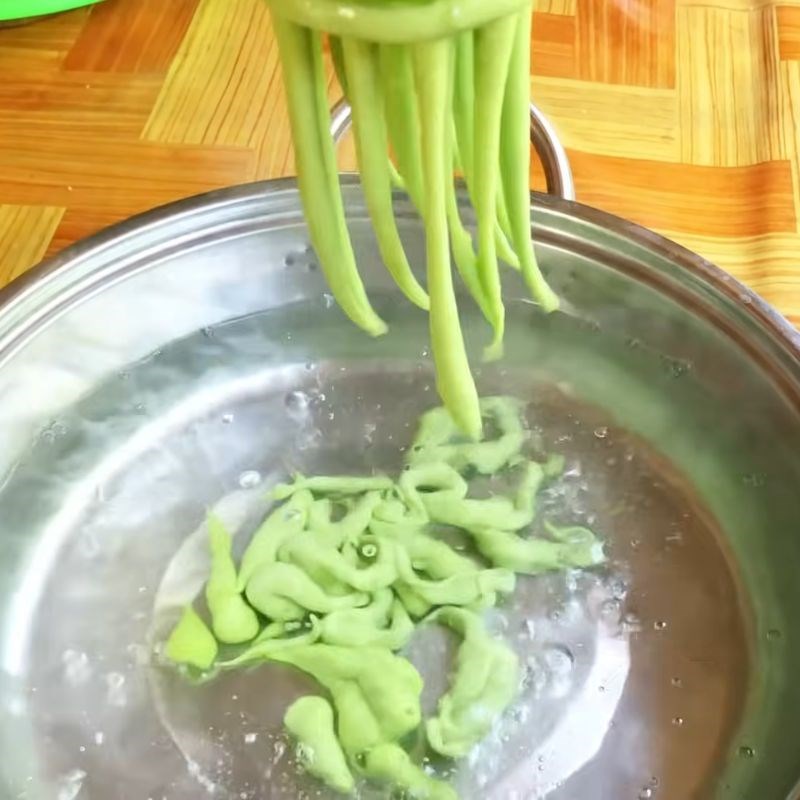 Bước 5 Chế khuôn và luộc bánh lọt Bánh lọt lá dứa