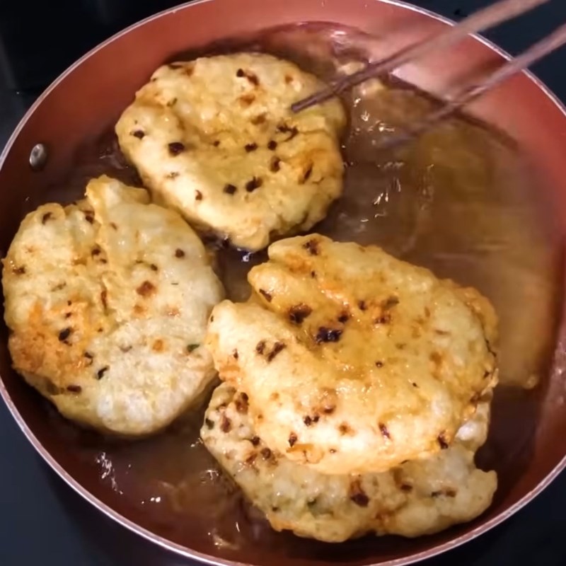 Bước 3 Chiên chả cá thác lác thơm ngon Chả cá thác lác chiên