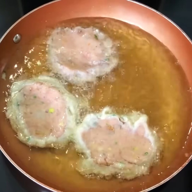 Bước 3 Chiên chả cá thác lác thơm ngon Chả cá thác lác chiên