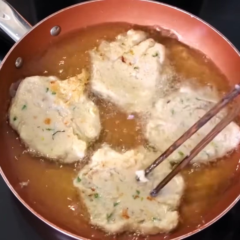 Bước 3 Chiên chả cá thác lác thơm ngon Chả cá thác lác chiên