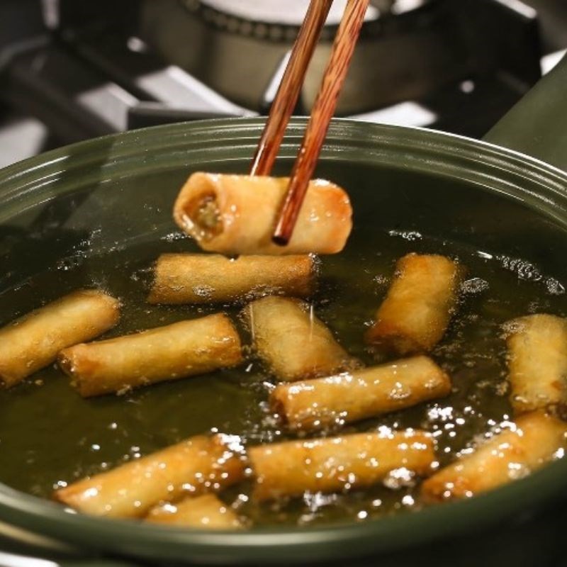 Bước 5 Chiên chả giò vàng đẹp mắt Chả giò miền Tây