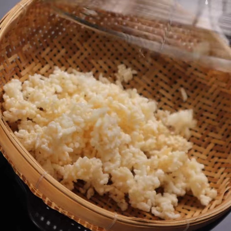 Bước 2 Chiên cơm khô giòn rụm cơm cháy từ cơm nguội