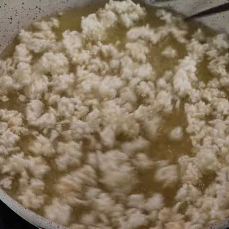 Bước 2 Chiên cơm khô giòn rụm cơm cháy từ cơm nguội