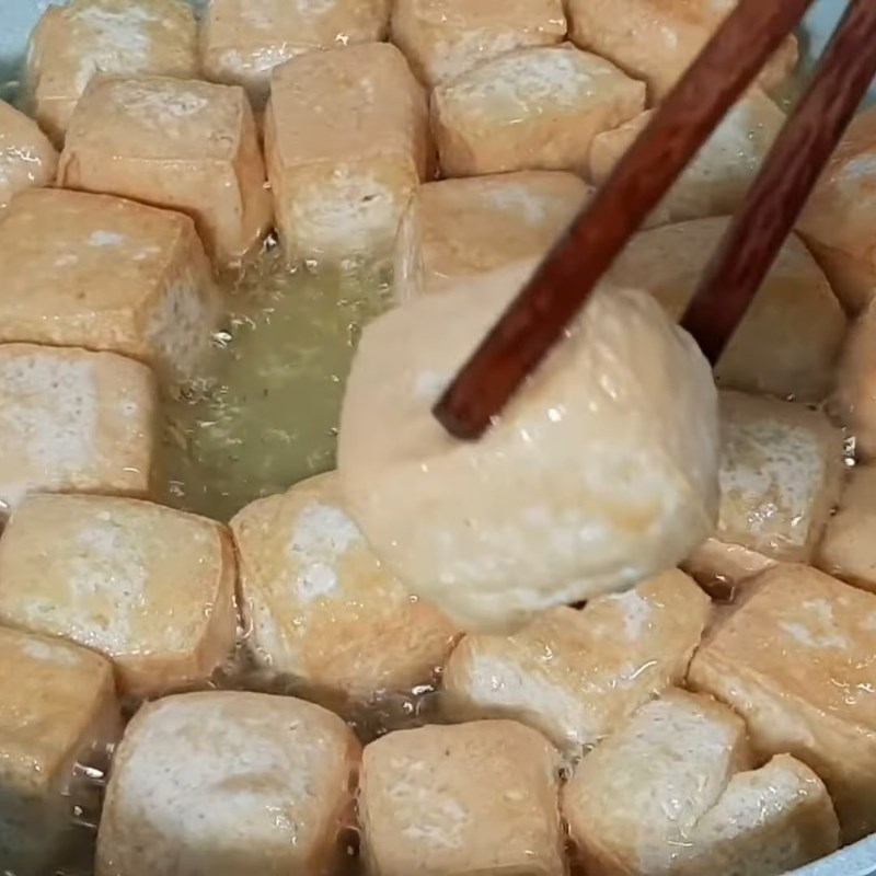 Bước 3 Chiên đậu hũ vàng giòn Đậu sốt chua ngọt