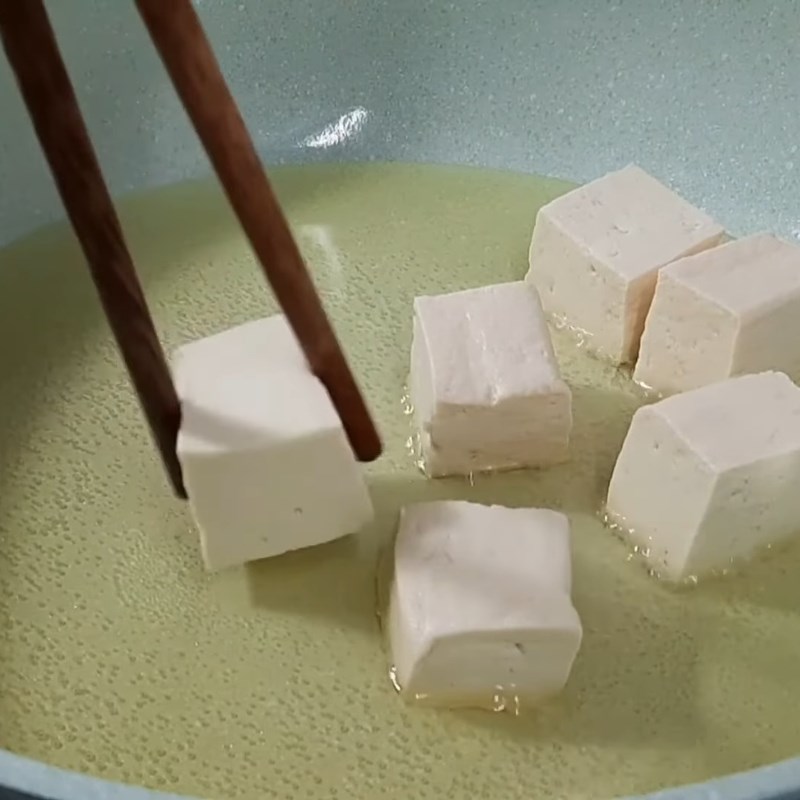 Bước 3 Chiên đậu hũ vàng giòn Đậu sốt chua ngọt