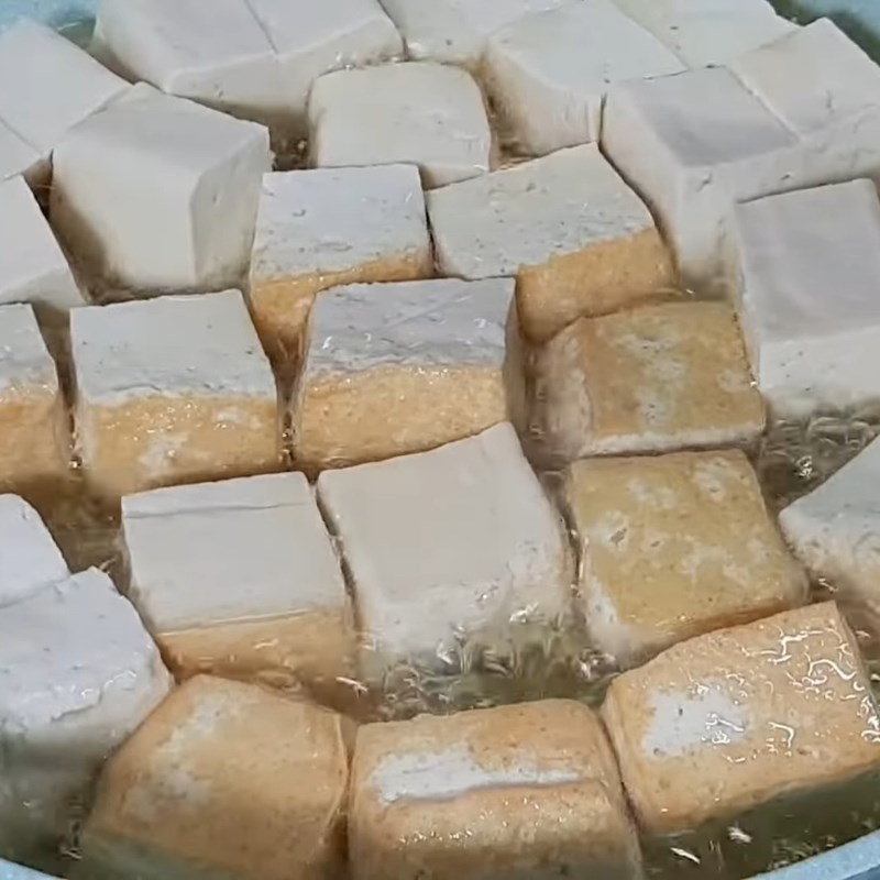 Bước 3 Chiên đậu hũ vàng giòn Đậu sốt chua ngọt