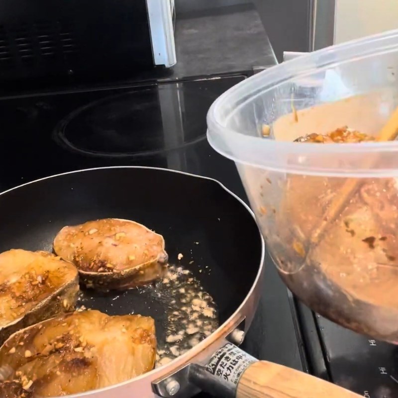 Bước 2 Chiên sơ cá để khử mùi tanh Cá tầm kho