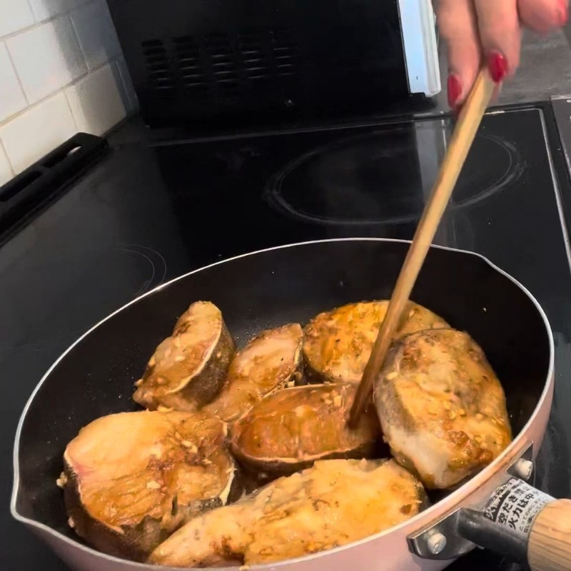 Bước 2 Chiên sơ cá để khử mùi tanh Cá tầm kho