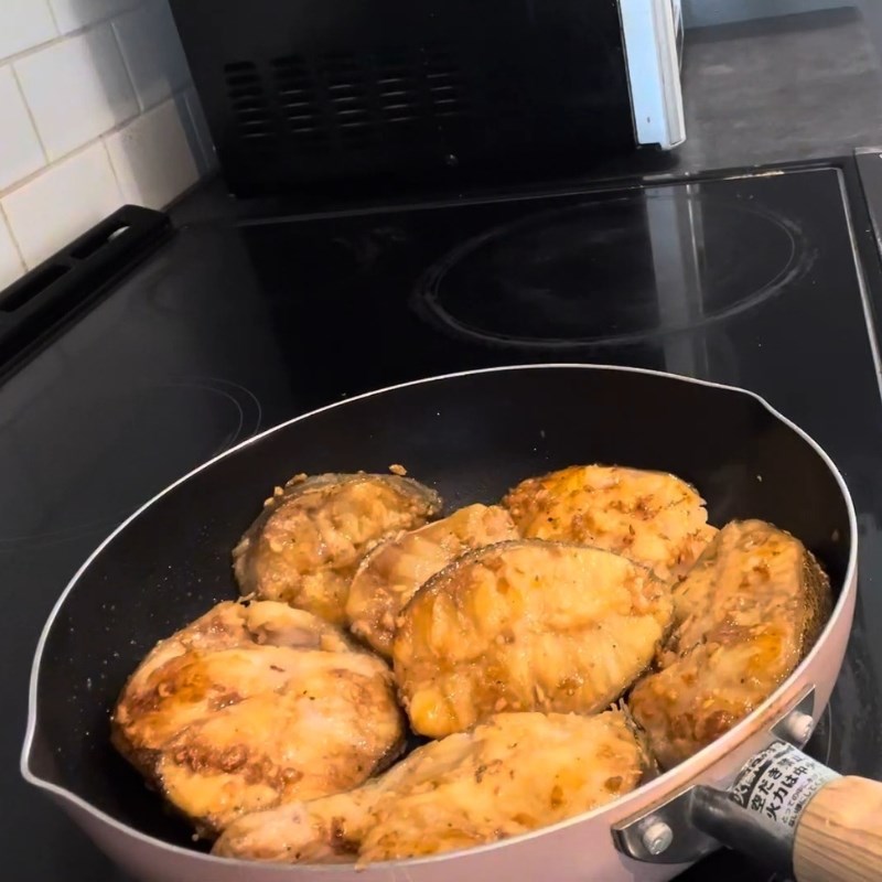 Bước 2 Chiên sơ cá để khử mùi tanh Cá tầm kho