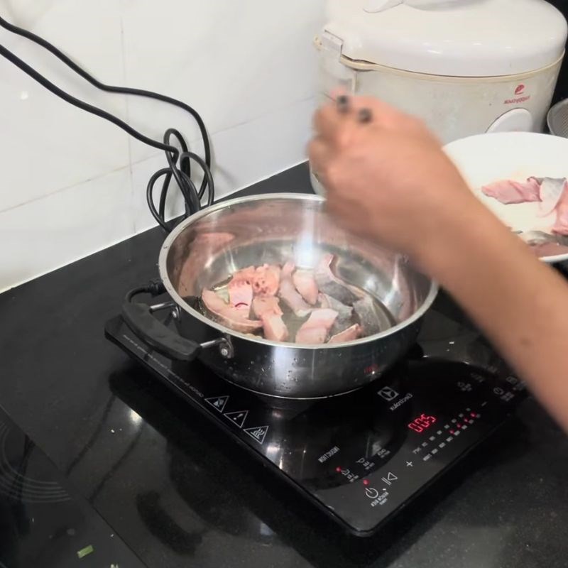 Bước 3 Chiên thịt cá lóc và mọc cá Cá nấu ám