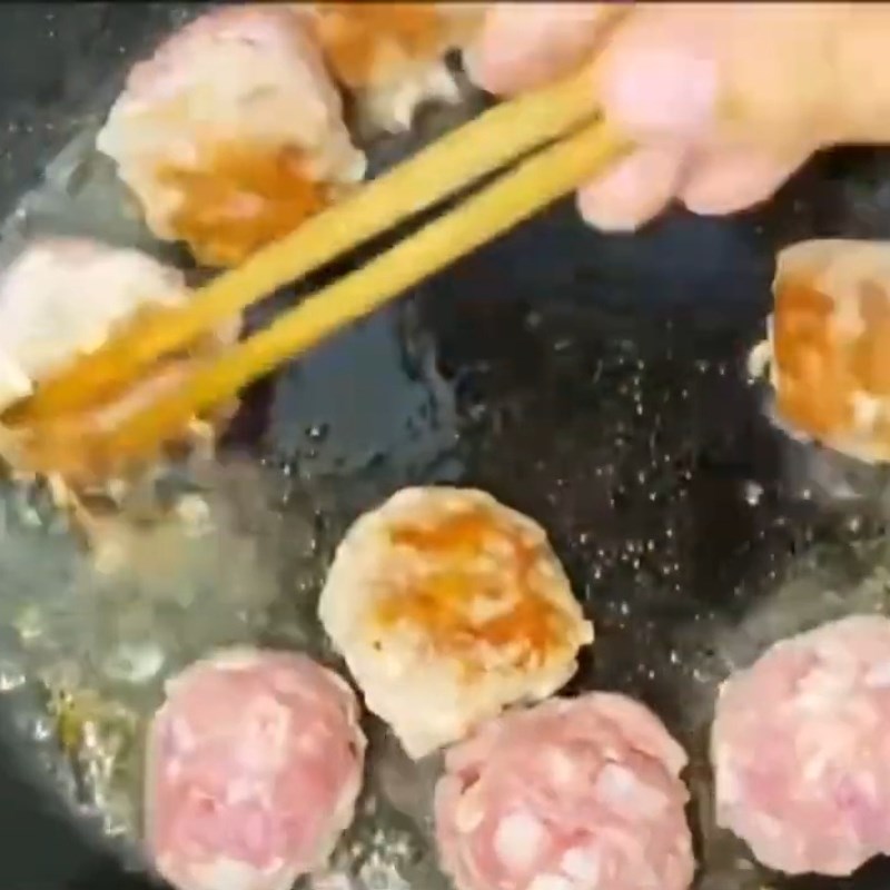 Bước 3 Chiên thịt viên Thịt bọc trứng cút sốt cà chua
