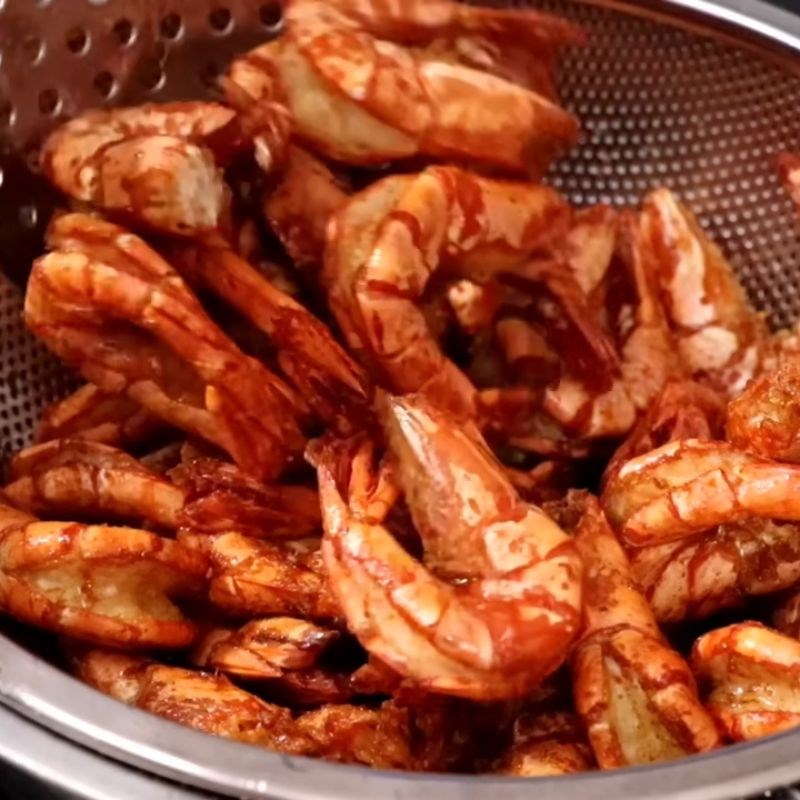 Bước 5 Chiên tôm sú vàng giòn, không teo thịt tôm xóc tỏi