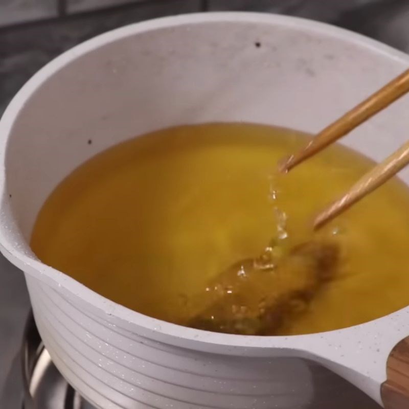 Bước 5 Chiên tôm sú vàng giòn, không teo thịt tôm xóc tỏi