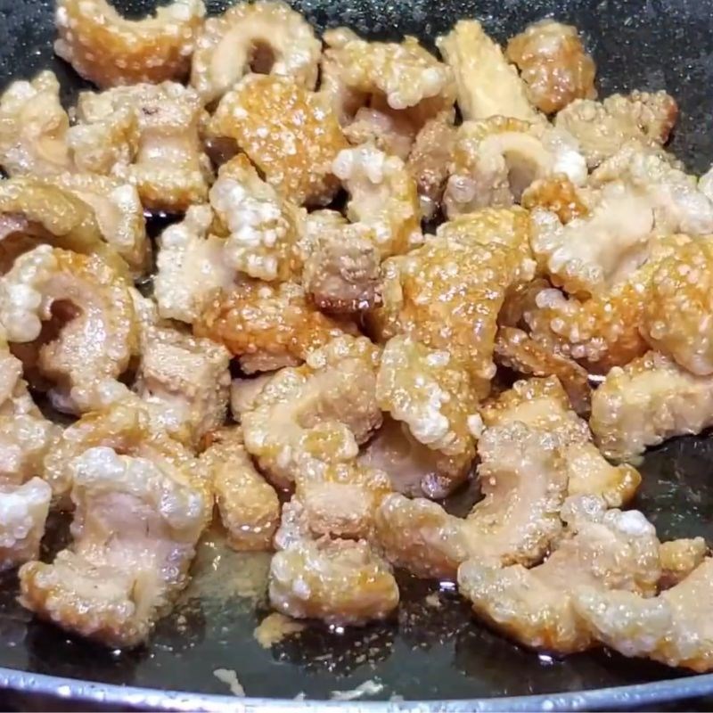Bước 5 Chiên tóp mỡ da heo giòn rụm tóp mỡ da heo chiên giòn