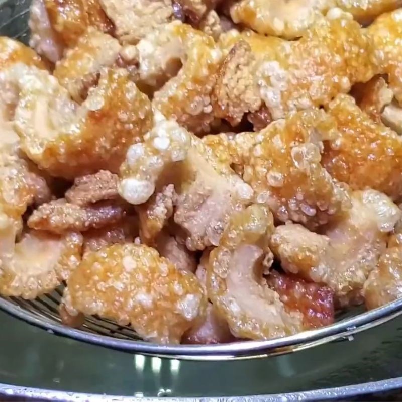 Bước 5 Chiên tóp mỡ da heo giòn rụm tóp mỡ da heo chiên giòn
