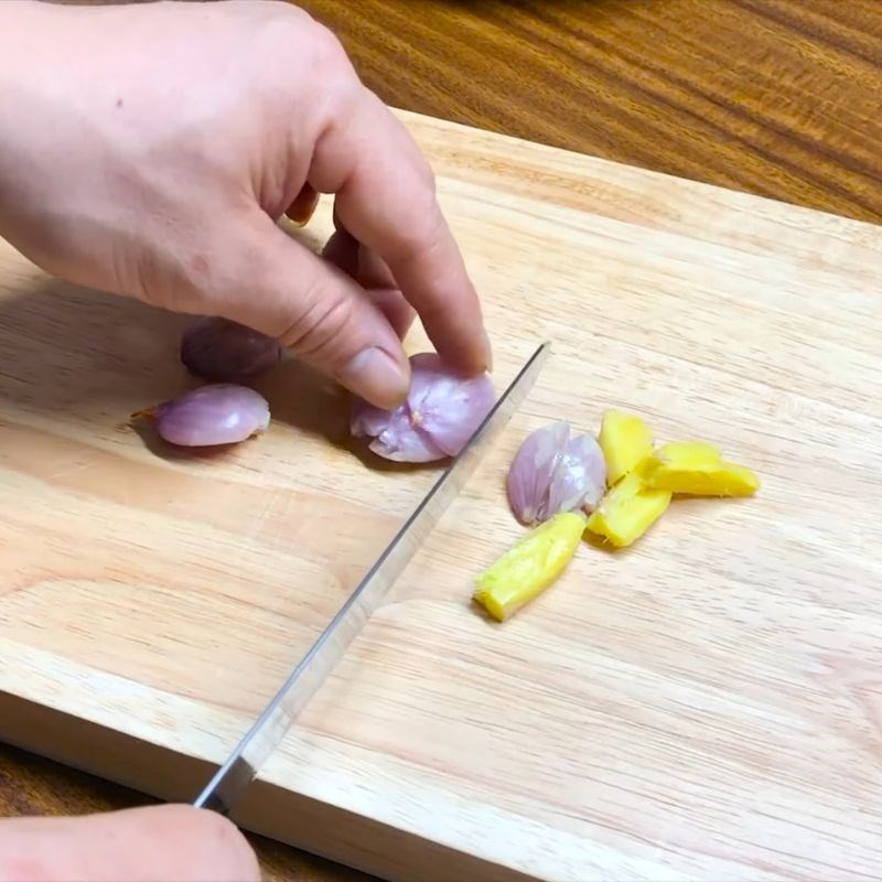 Bước 2 Chuẩn bị gia vị và thái thịt ba chỉ thịt rang đậu