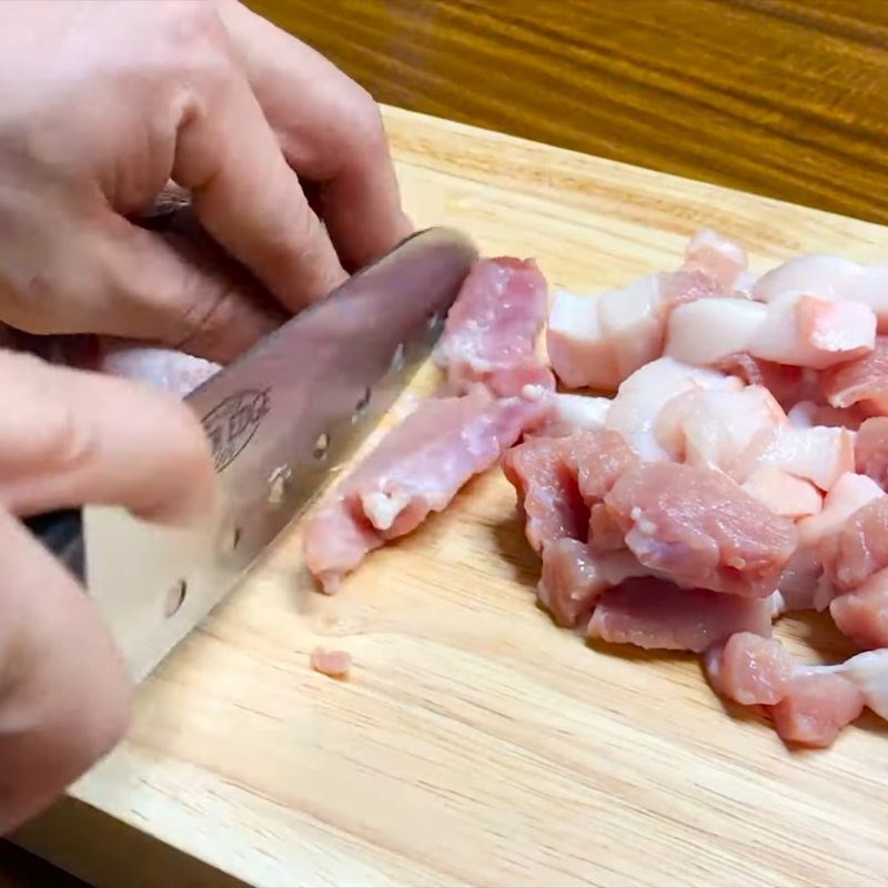 Bước 2 Chuẩn bị gia vị và thái thịt ba chỉ thịt rang đậu