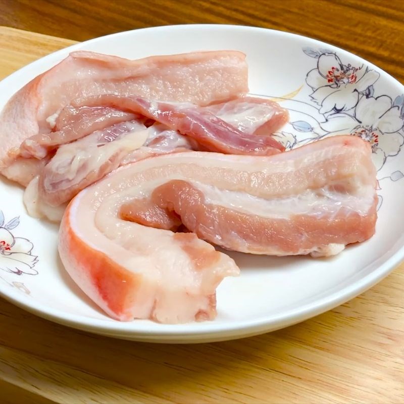 Bước 2 Chuẩn bị gia vị và thái thịt ba chỉ thịt rang đậu