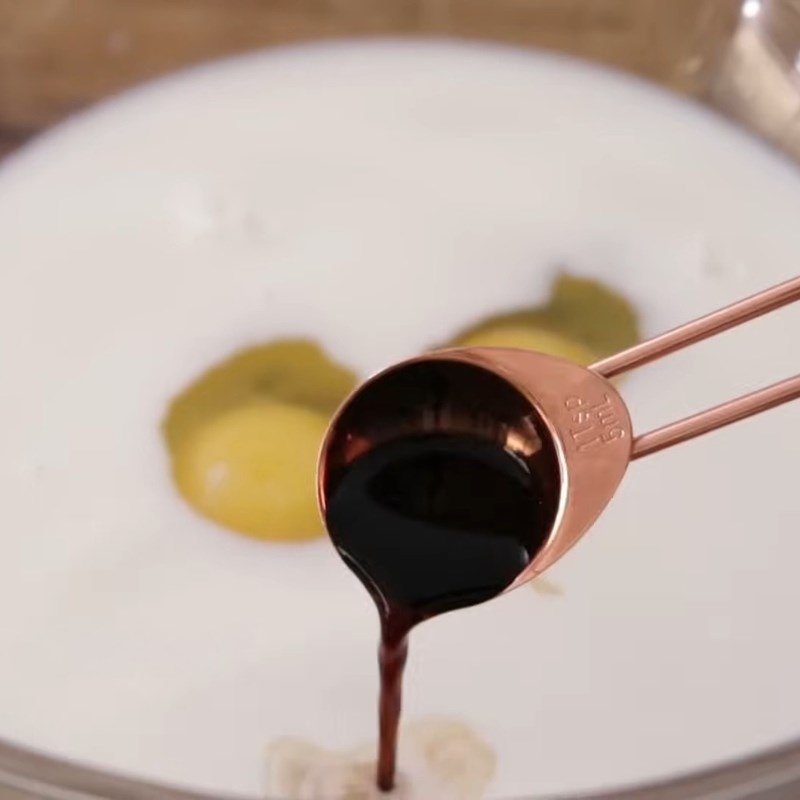 Bước 2 Chuẩn bị hỗn hợp trứng sữa cho vỏ bánh crepe Bánh crepe Pháp