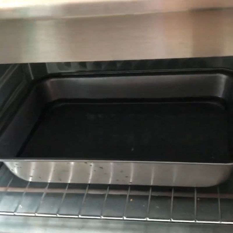 Bước 1 Chuẩn bị khuôn và làm nóng lò nướng bánh gato socola đơn giản