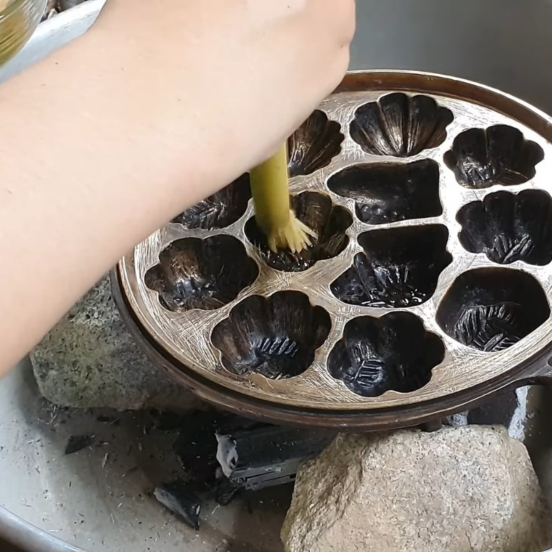 Bước 3 Chuẩn bị khuôn và nướng than truyền thống Bánh bông lan truyền thống