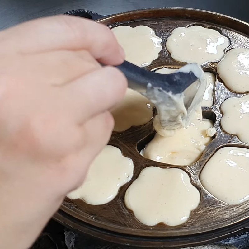 Bước 3 Chuẩn bị khuôn và nướng than truyền thống Bánh bông lan truyền thống