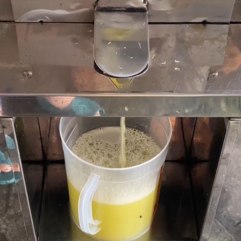 Bước 1 Chuẩn bị mía và ép lấy nước mía tươi Mật mía từ nước mía