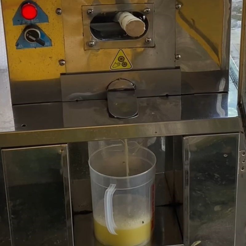 Bước 1 Chuẩn bị mía và ép lấy nước mía tươi Mật mía từ nước mía