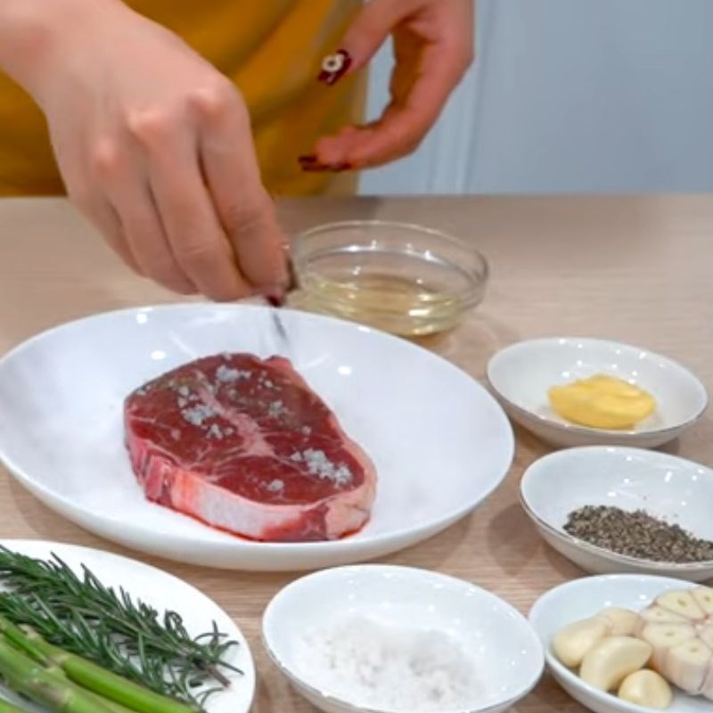 Bước 1 Chuẩn bị và ướp thịt bò beefsteak Thịt bò beefsteak