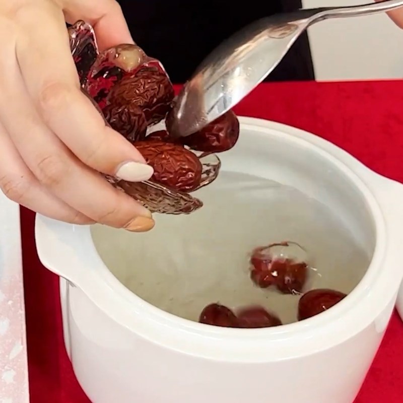 Bước 2 Chưng yến cách thủy bằng nồi điện Yến chưng cách thủy