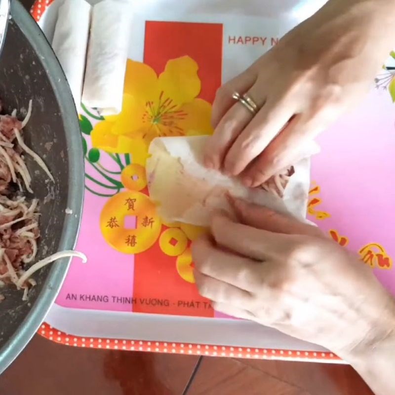 Bước 4 Cuốn chả giò giòn rụm Chả giò miền Tây