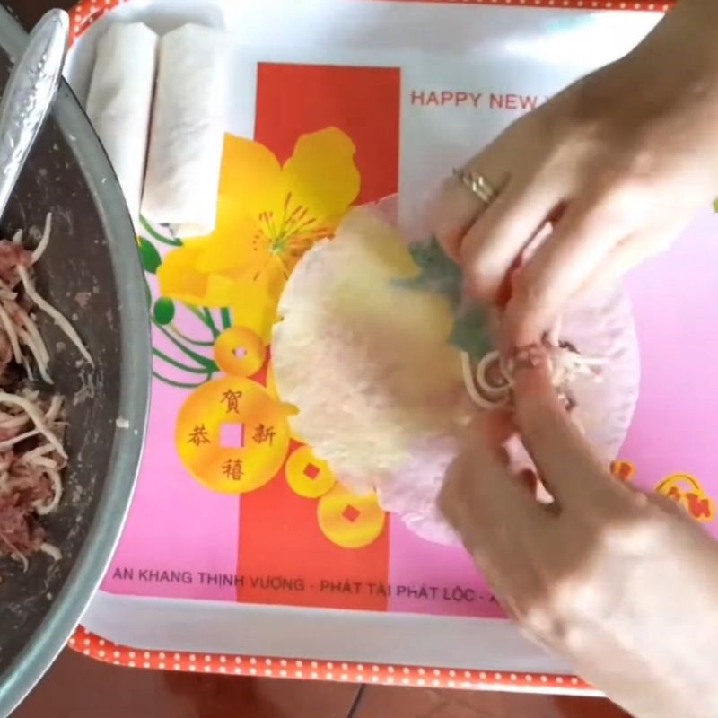 Bước 4 Cuốn chả giò giòn rụm Chả giò miền Tây