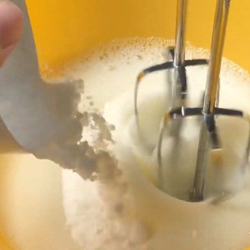 Bước 6 Đánh bông lòng trắng trứng với đường bánh gato socola đơn giản