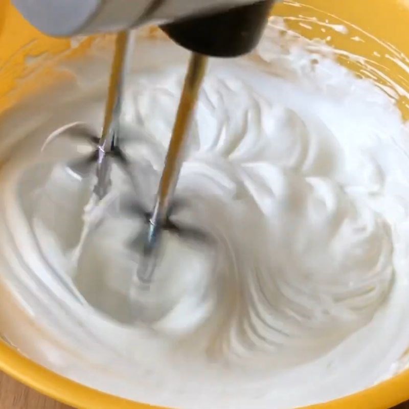 Bước 6 Đánh bông lòng trắng trứng với đường bánh gato socola đơn giản