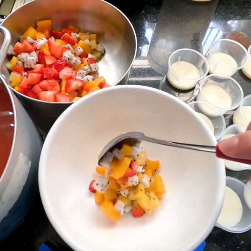 Bước 6 Đổ khuôn rau câu trái cây thập cẩm rau câu trái cây thập cẩm