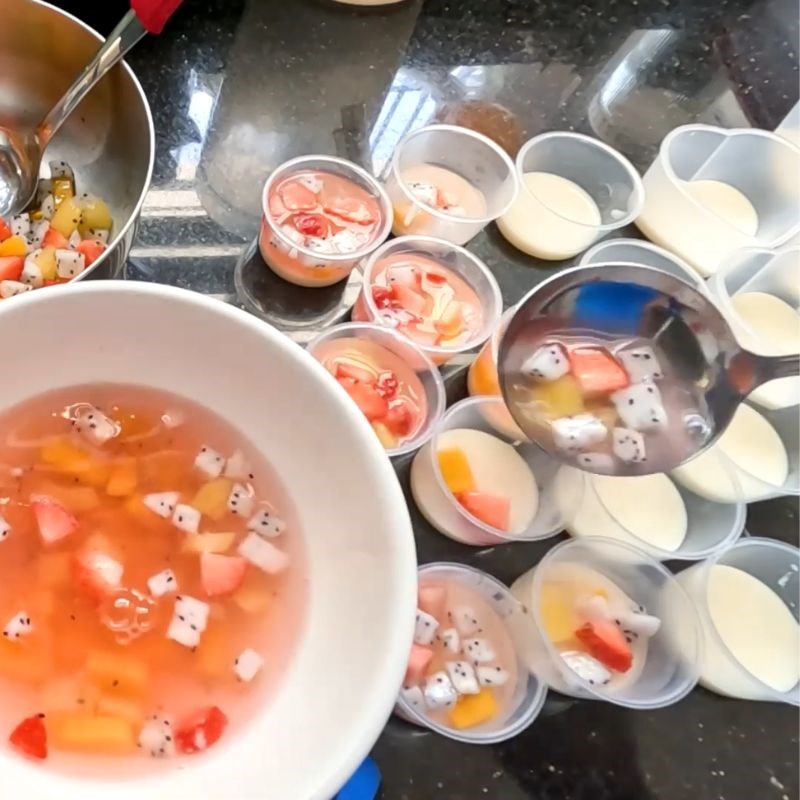 Bước 6 Đổ khuôn rau câu trái cây thập cẩm rau câu trái cây thập cẩm