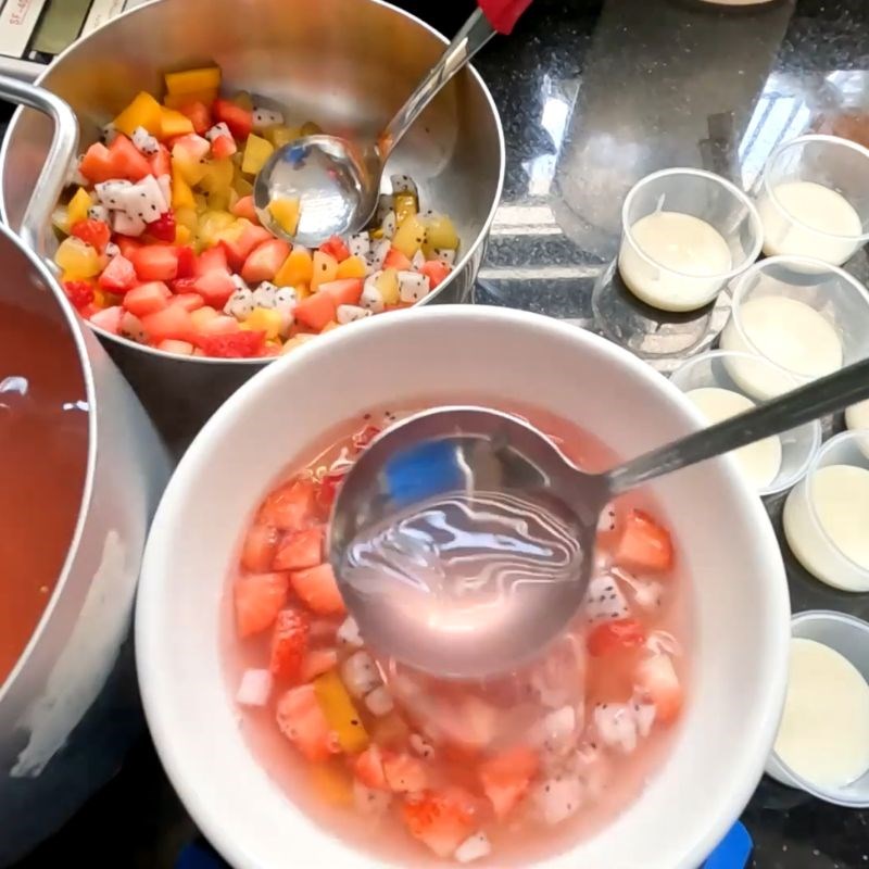 Bước 6 Đổ khuôn rau câu trái cây thập cẩm rau câu trái cây thập cẩm