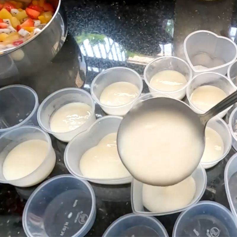 Bước 6 Đổ khuôn rau câu trái cây thập cẩm rau câu trái cây thập cẩm