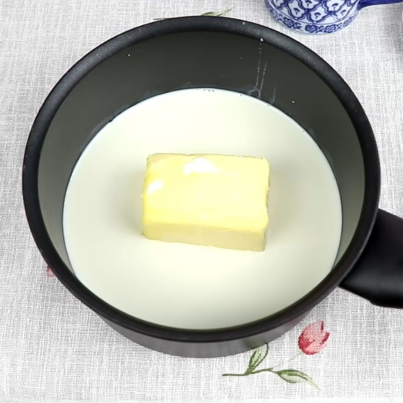 Bước 1 Đun chảy bơ và sữa tươi whipping cream