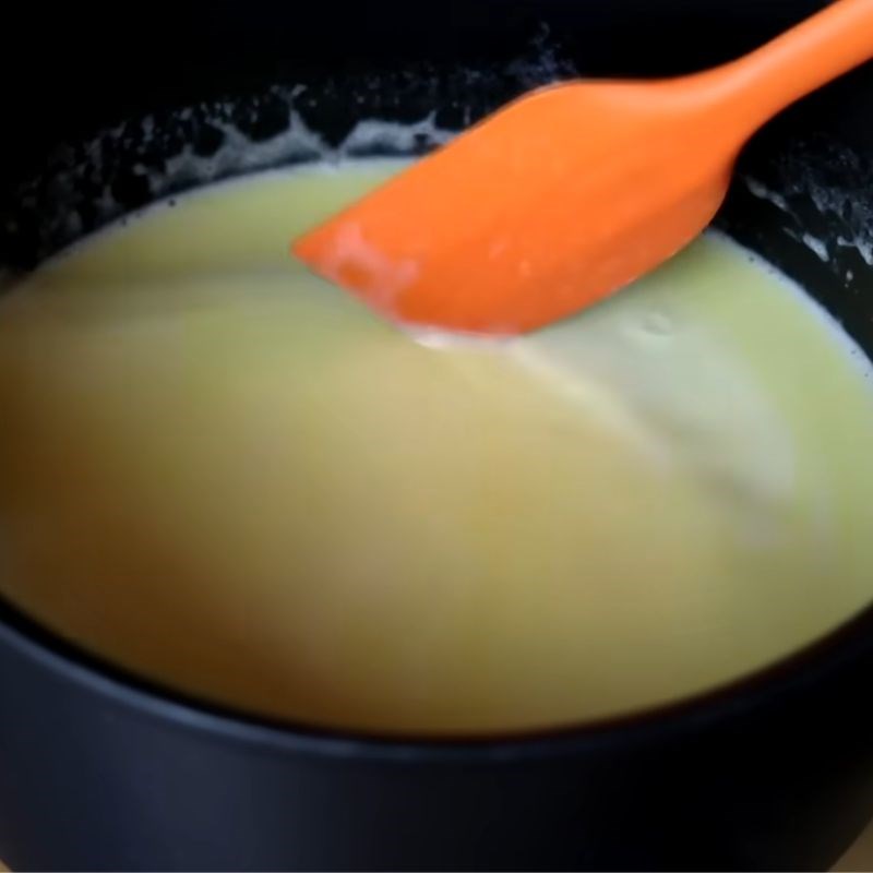 Bước 1 Đun chảy bơ và sữa tươi whipping cream