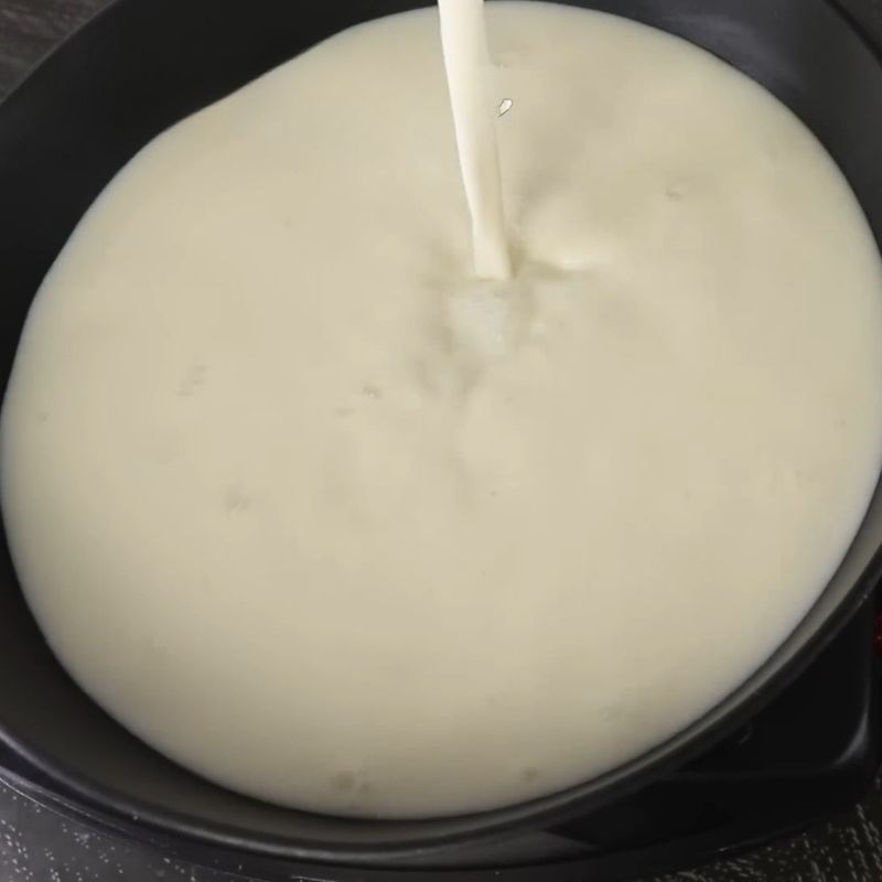 Bước 1 Đun nóng sữa tươi để làm phô mai mozzarella phô mai kéo sợi