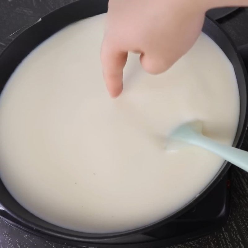 Bước 1 Đun nóng sữa tươi để làm phô mai mozzarella phô mai kéo sợi