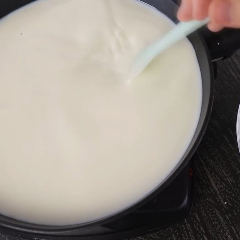 Bước 1 Đun nóng sữa tươi để làm phô mai mozzarella phô mai kéo sợi