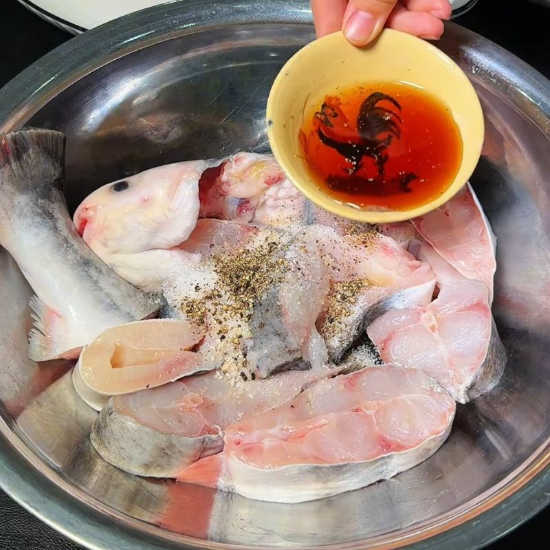 Bước 2 Giã gia vị và ướp cá thơm lừng cá hú kho lạt