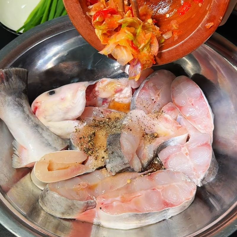 Bước 2 Giã gia vị và ướp cá thơm lừng cá hú kho lạt