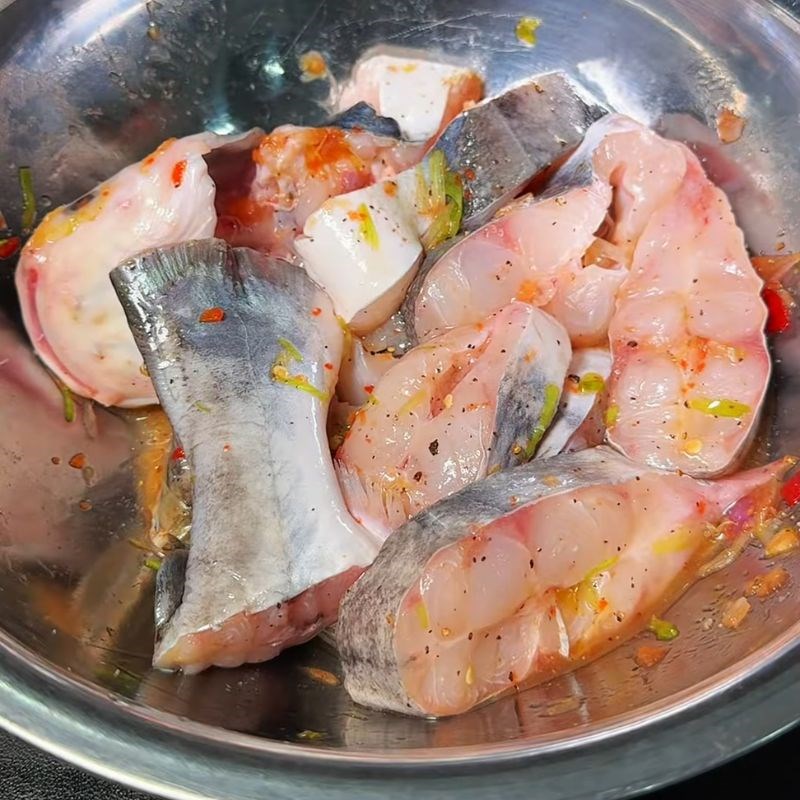 Bước 2 Giã gia vị và ướp cá thơm lừng cá hú kho lạt
