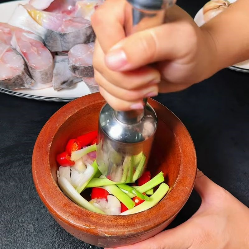Bước 2 Giã gia vị và ướp cá thơm lừng cá hú kho lạt